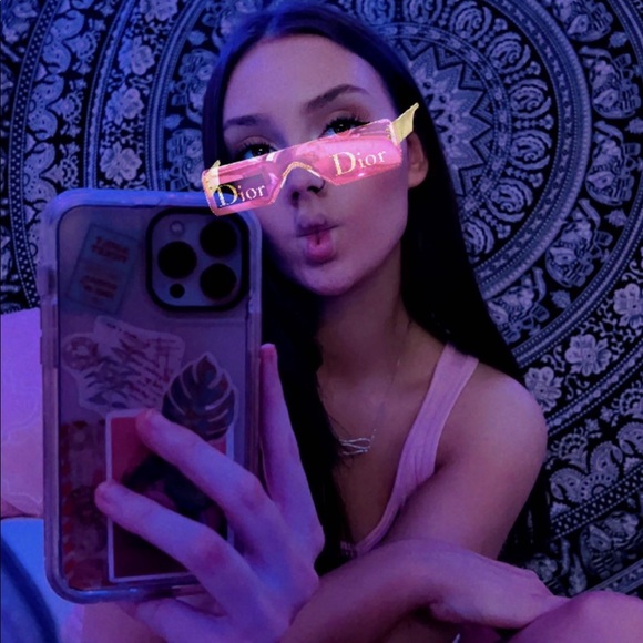 Meet your Posher, Alison - Picture 2 of 2